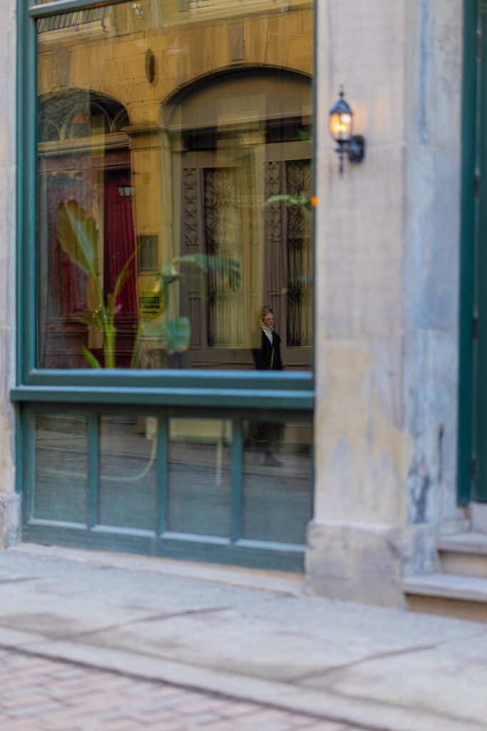 Shot on rue Saint-Paul using the Canon R5 Mark II, with RF 85mm f1.2 L USM lens, at f1.2 aperture, shutter speed of 1/250s, ISO 100.
