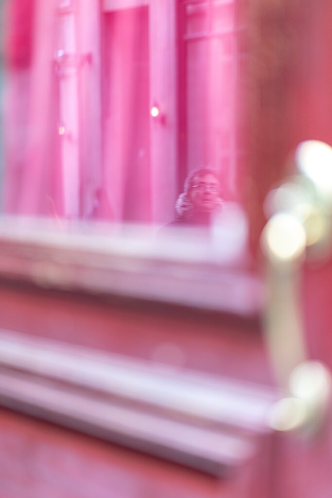 Shot on rue Saint-Paul using the Canon R5 Mark II, with RF 85mm f1.2 L USM lens, at f1.2 aperture, shutter speed of 1/100s, ISO 100.