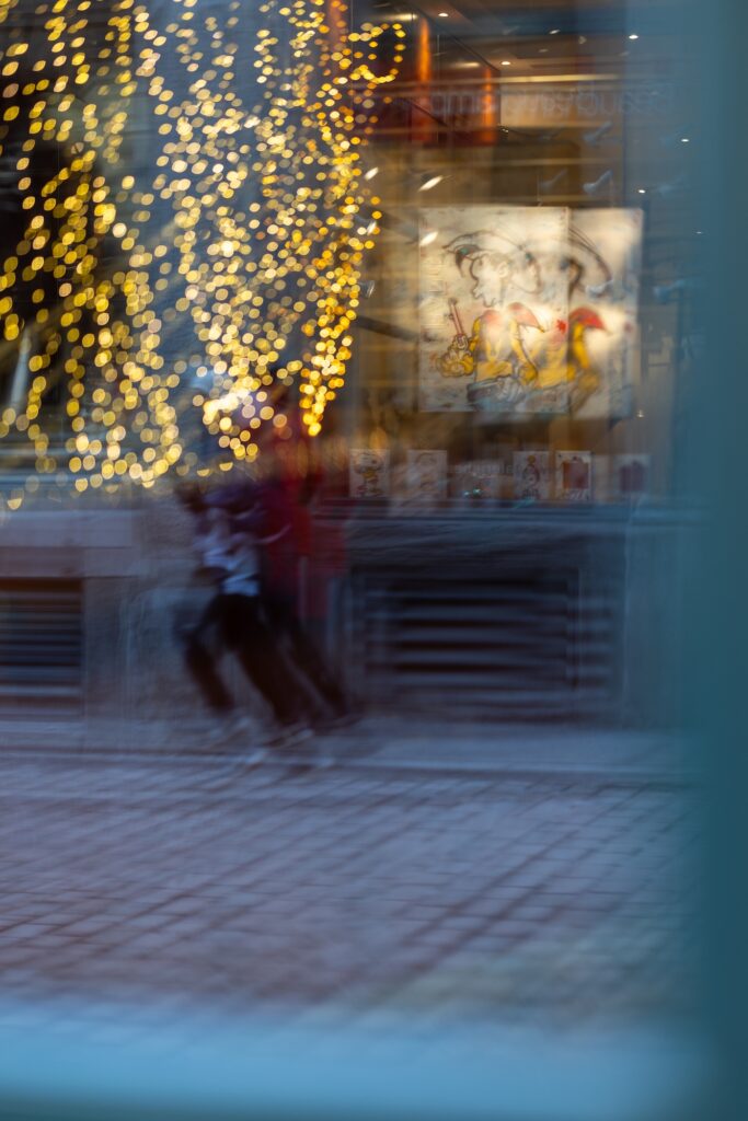 Shot on rue Saint-Paul using the Canon R5 Mark II, with RF 85mm f1.2 L USM lens, at f1.2 aperture, shutter speed of 1/125s, ISO 100.