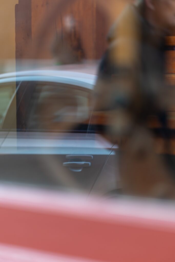 Shot on rue Saint-Paul using the Canon R5 Mark II, with RF 85mm f1.2 L USM lens, at f1.2 aperture, shutter speed of 1/250s, ISO 100.