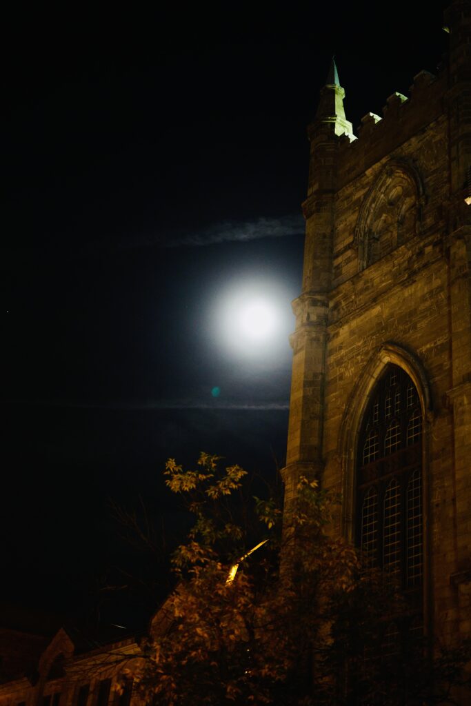 Shot on rue Saint-Sulpice using the Canon R5 Mark II, with RF 50mm f1.2 L USM lens, at f1.2 aperture, shutter speed of 1/80s, ISO 3200, B+W 1/4 black mist filter.