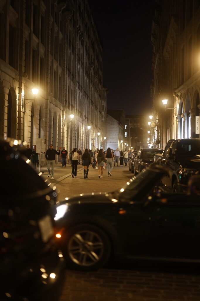Shot on rue Saint-Paul using the Canon R5 Mark II, with RF 50mm f1.2 L USM lens, at f1.2 aperture, shutter speed of 1/80s, ISO 1250, B+W 1/4 black mist filter.