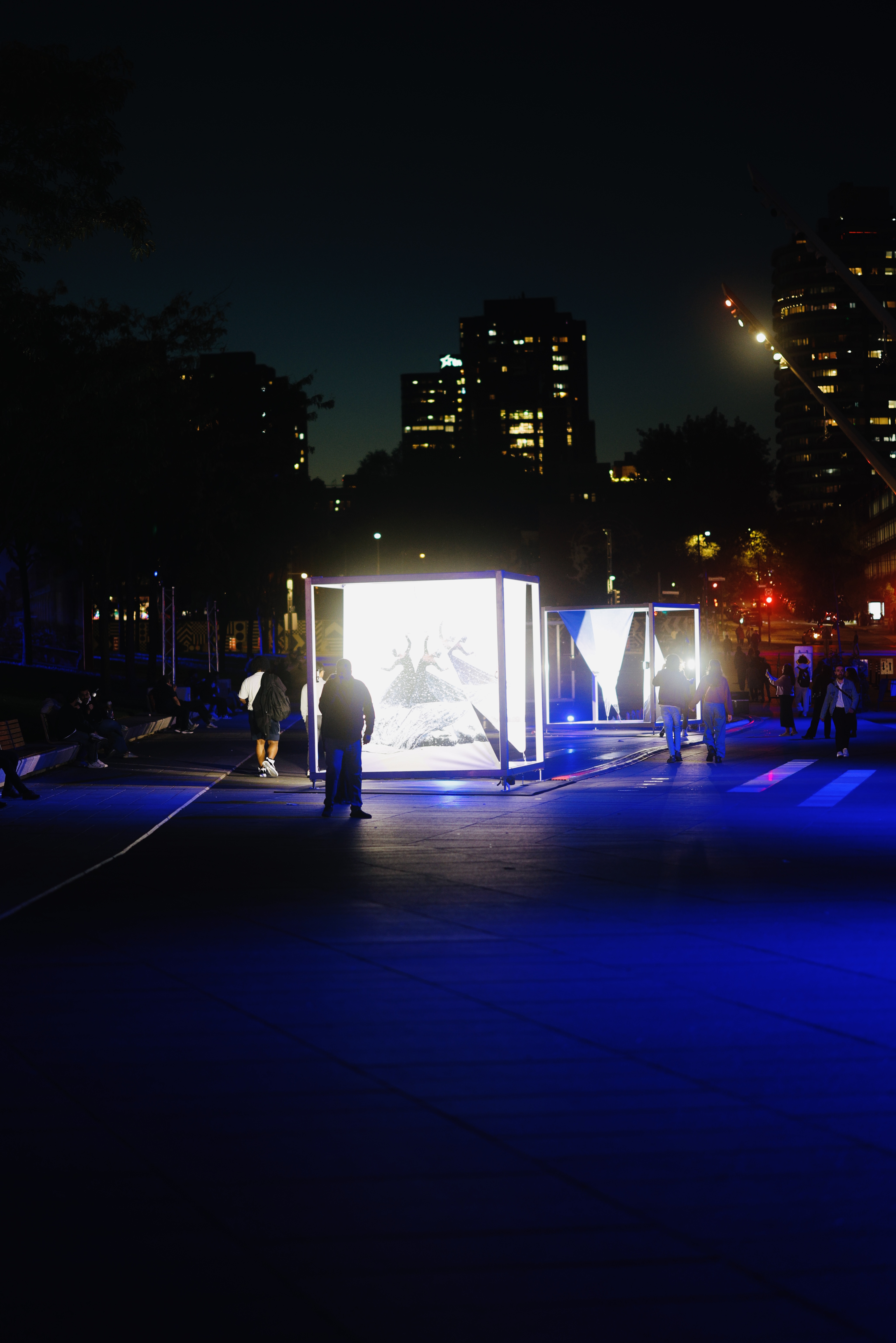 Shot on rue Jeanne-Mance using the Canon R5 Mark II, with RF 50mm f1.2 L USM lens, at f1.2 aperture, shutter speed of 1/80s, ISO 500, B+W 1/4 black mist filter.