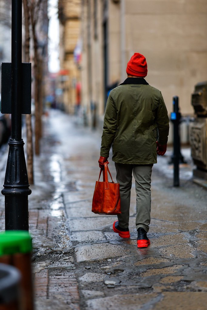 Shot on rue Saint-Paul using the Canon R5 Mark II, with RF 85mm f1.2 L USM lens, at f1.2 aperture, shutter speed of 1/2000s, ISO 100.